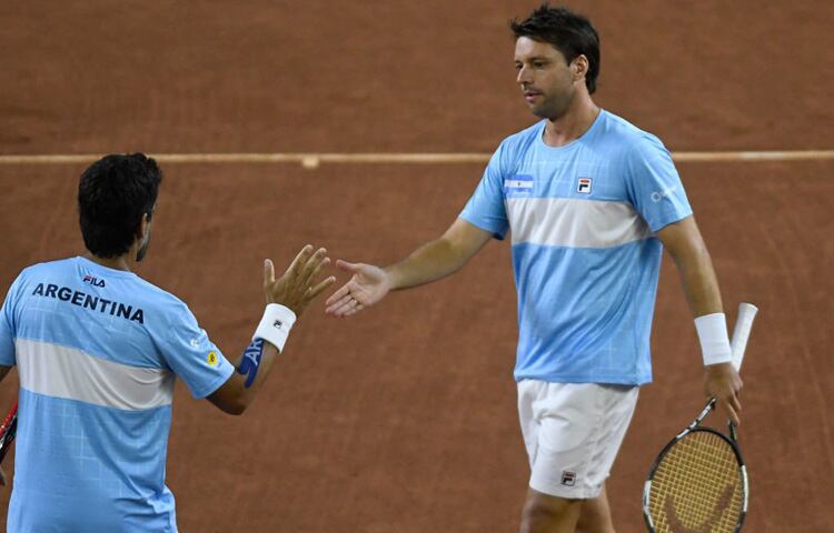 Ceballos y González celebran un punto ante Colombia.