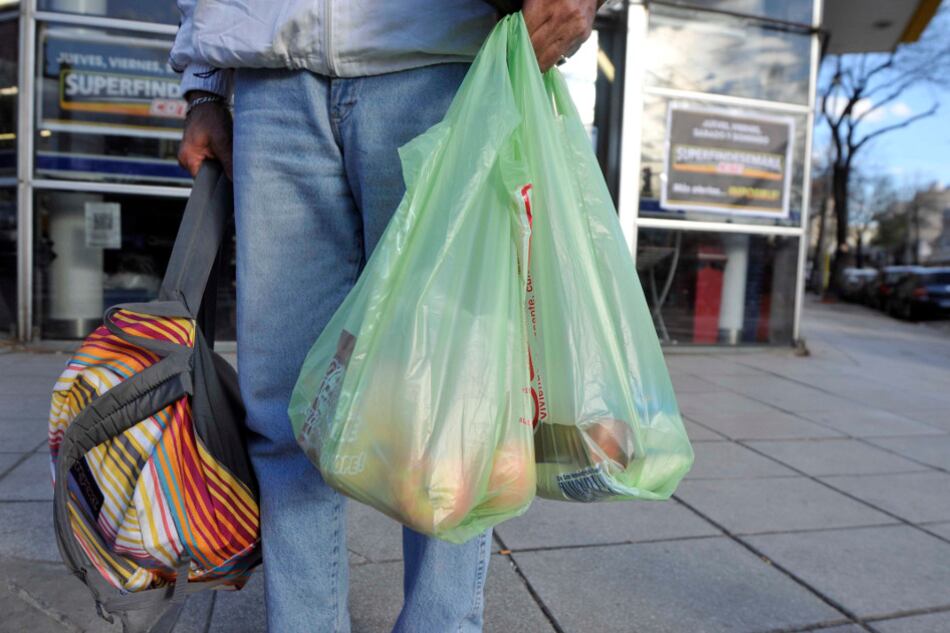La CAME advierte que ni las ofertas ni los planes de financiamiento logran detener la caída del consumo minorista.
