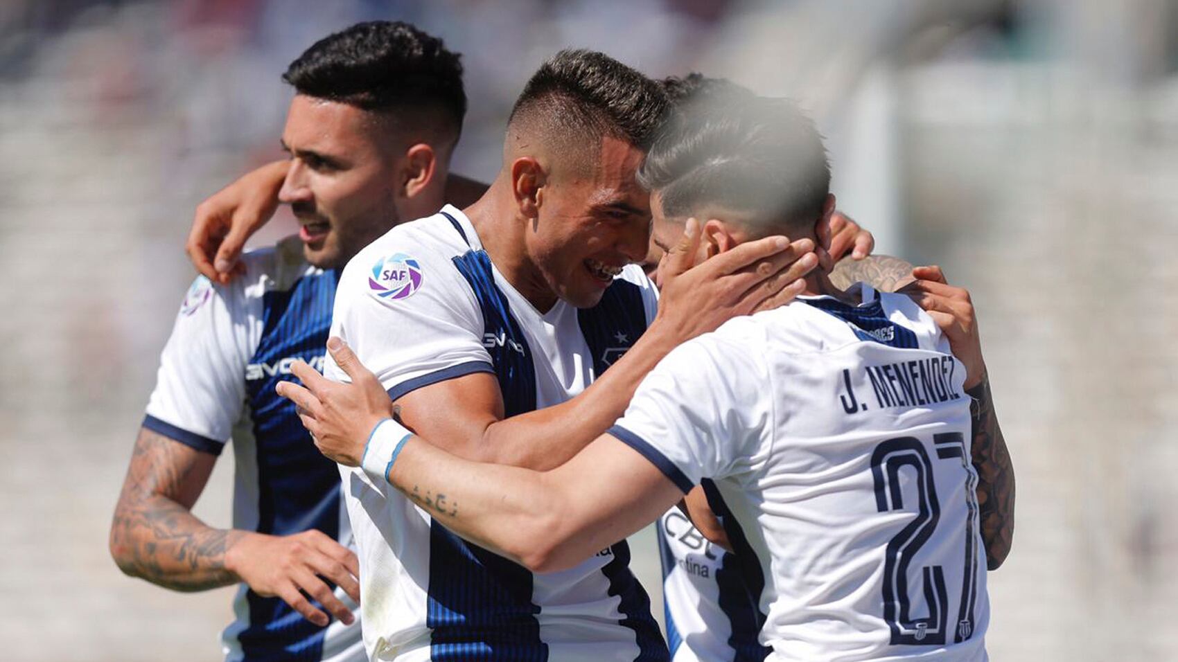 Todo Talleres celebra el 2-1 de Menéndez.