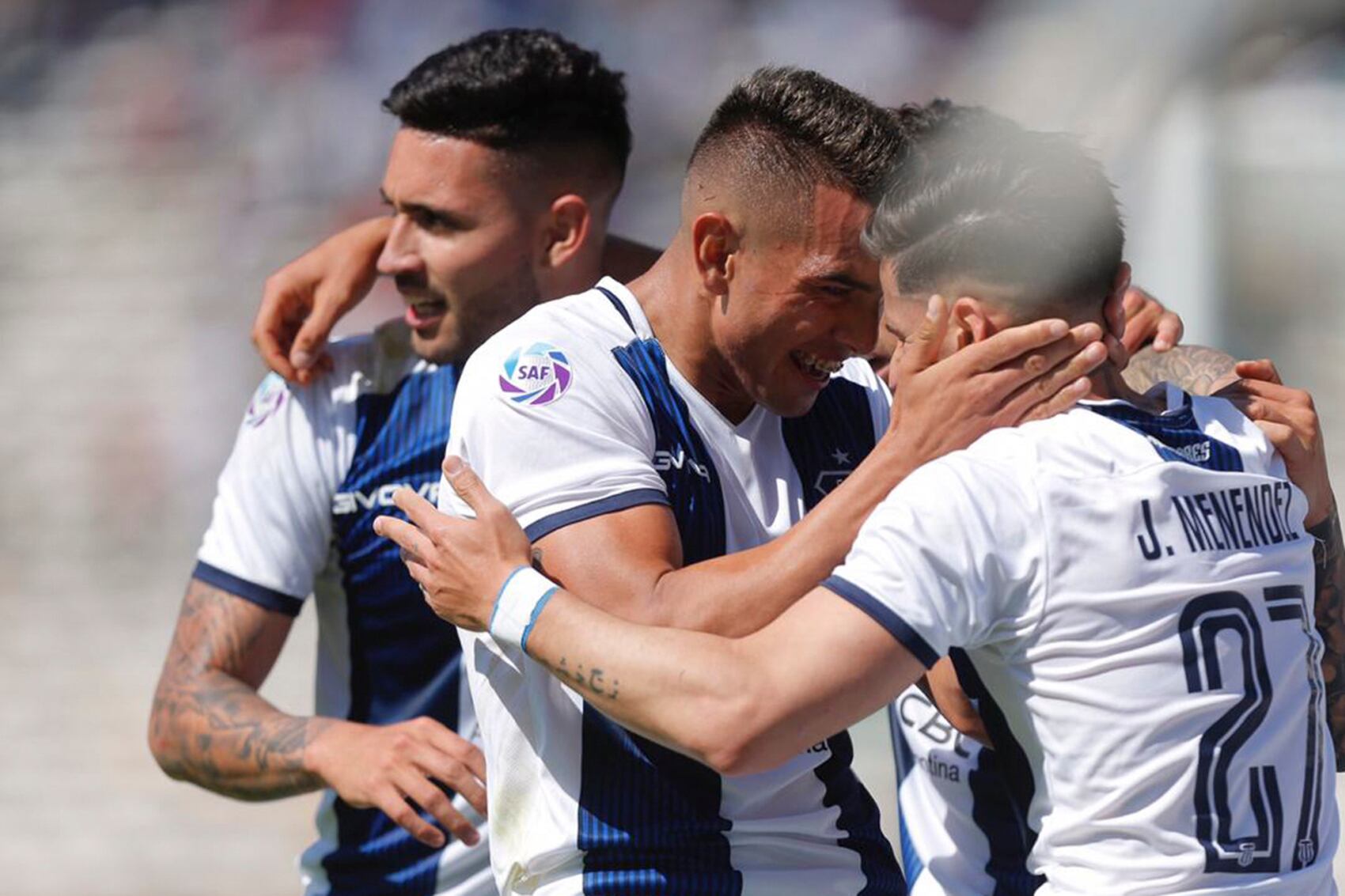 Todo Talleres celebra el 2-1 de Menéndez.