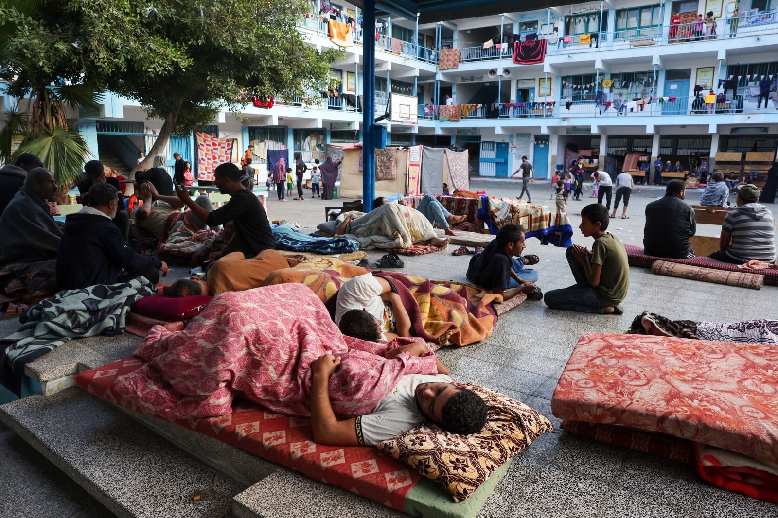 Desplazados palestinos en la escuela de la ONU en Rafah, Franja de Gaza. 