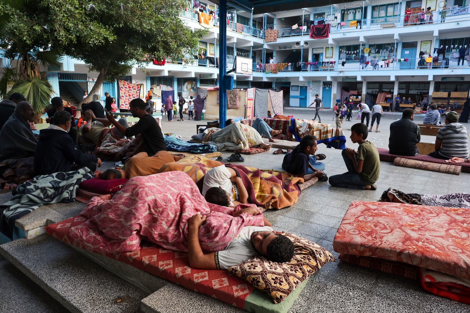 Desplazados palestinos en la escuela de la ONU en Rafah, Franja de Gaza.