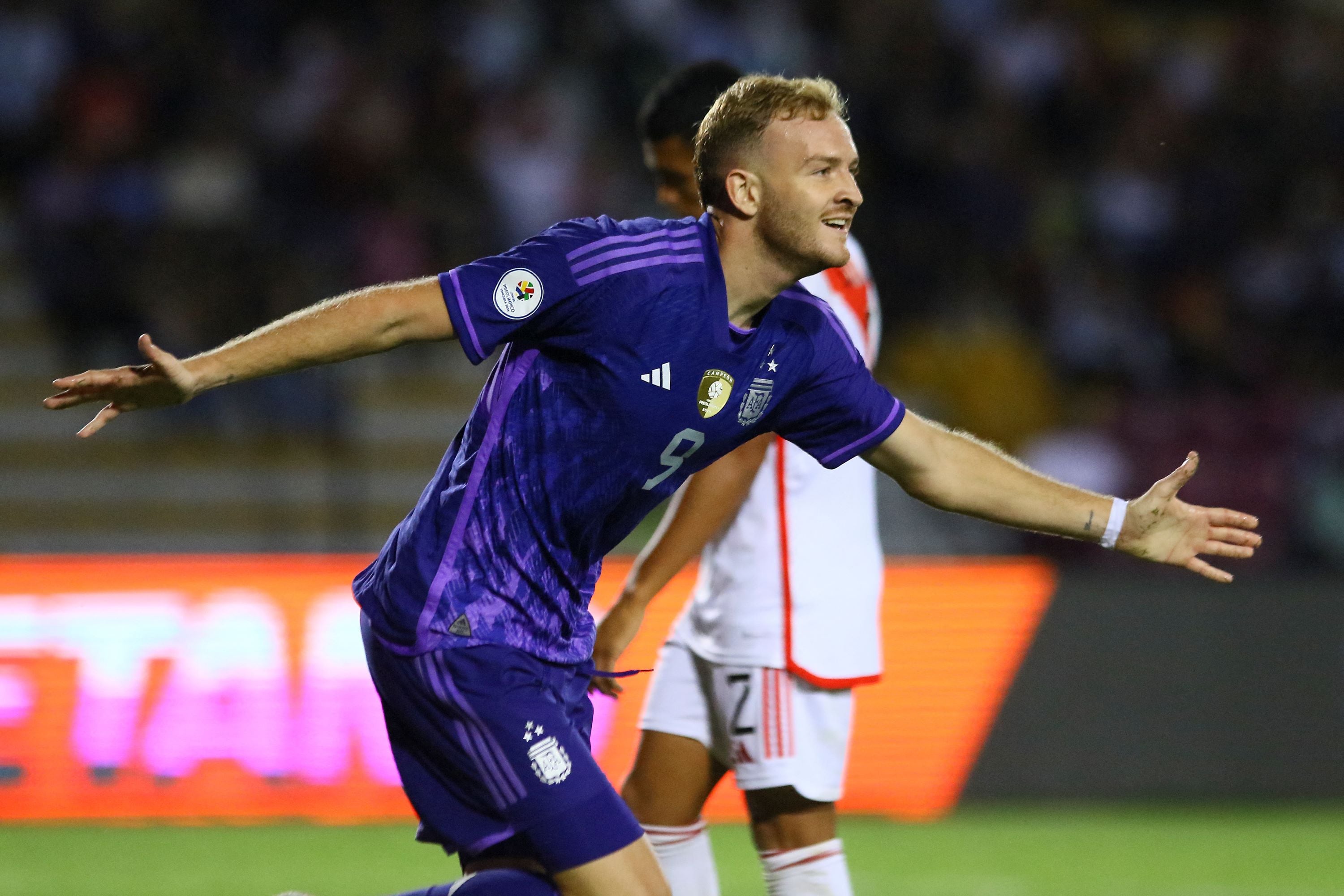 Luciano Gondou celebra el segundo gol del equipo argentino contra Perú
