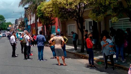 Las autoridades del establecimiento no se manifestaron sobre lo ocurrido y tampoco quisieron hablar con los padres que exigían su presencia en la puerta del Jardín.