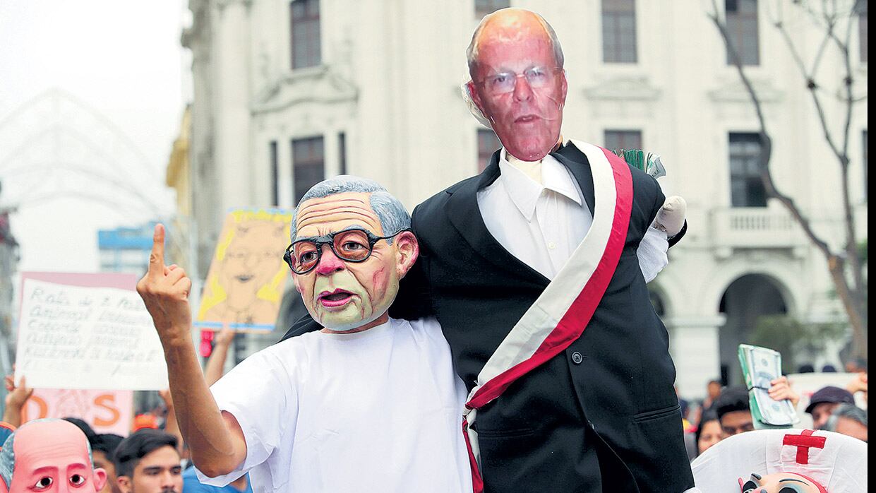 Fujimori y el presidente peruano Kuczynski, objetos de burla en las marchas en contra del indulto del ex dictador.