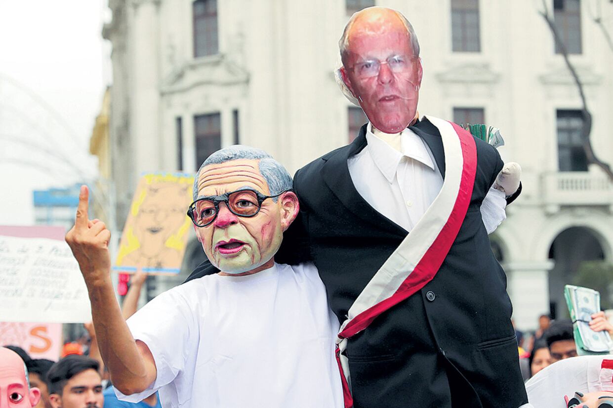 Fujimori y el presidente peruano Kuczynski, objetos de burla en las marchas en contra del indulto del ex dictador.