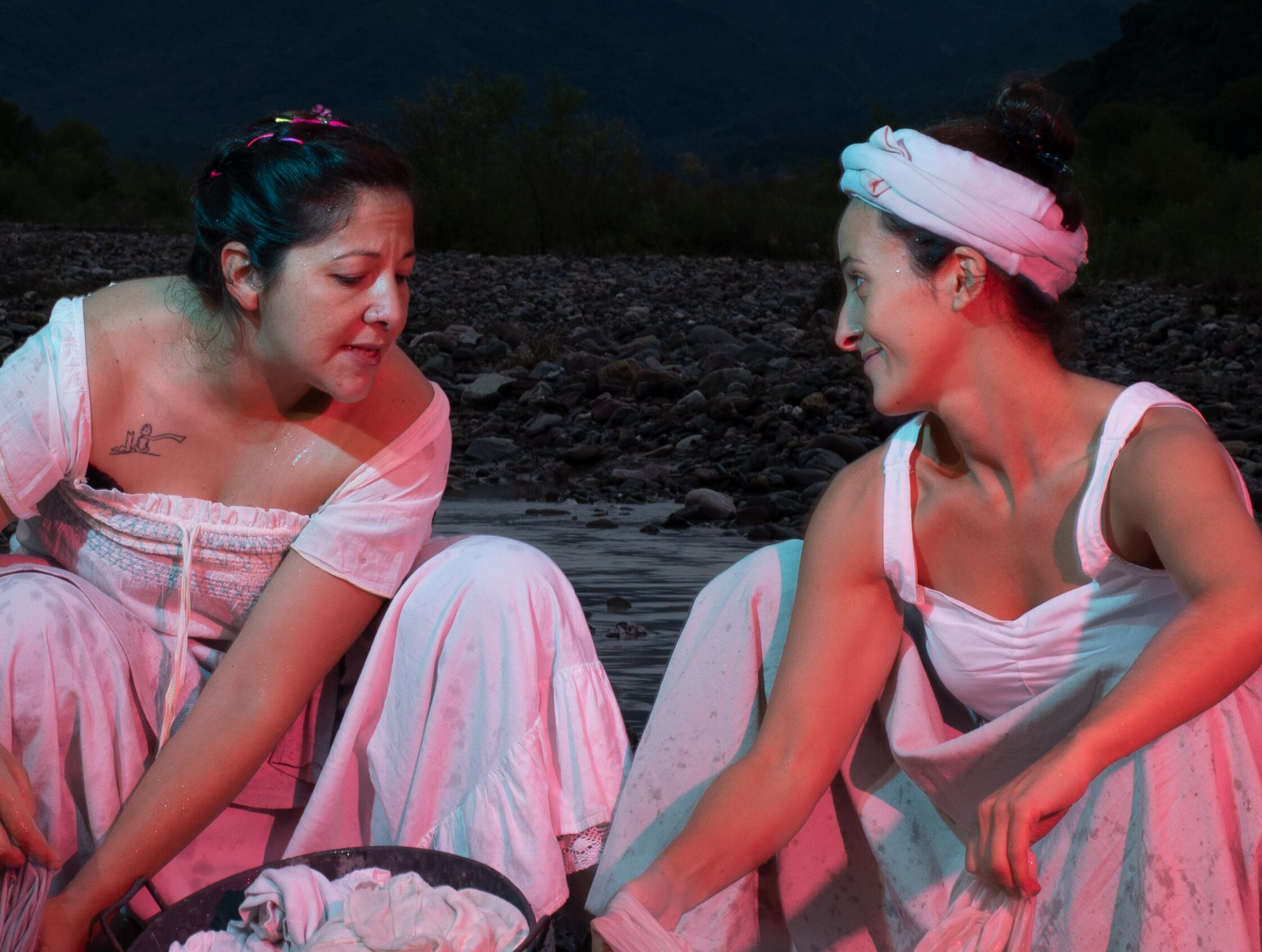 Carmen (Andrea Bonutto) y Eva (Ana Cecilia Córdoba) en un ensayo en el río. 
