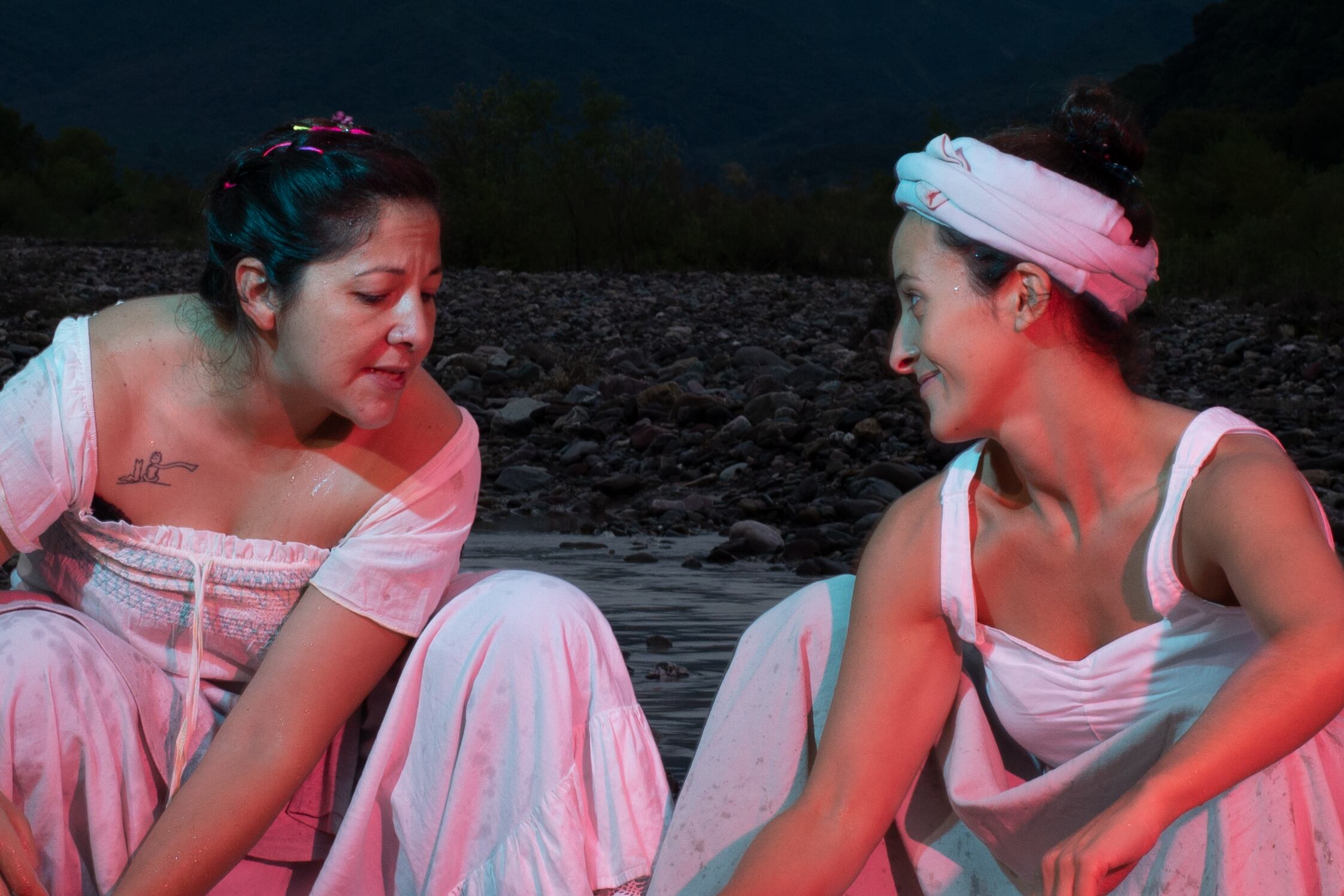 Carmen (Andrea Bonutto) y Eva (Ana Cecilia Córdoba) en un ensayo en el río.
