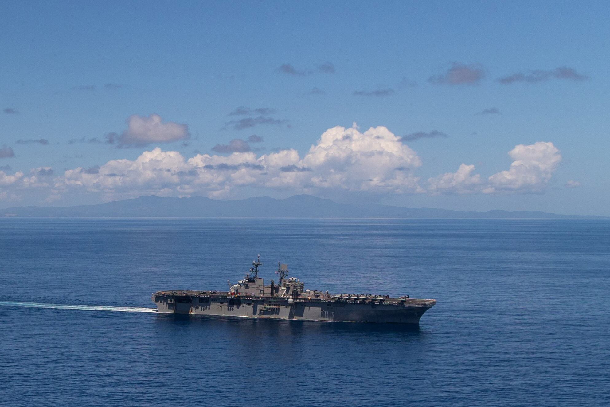 El Comando Sur de EE.UU. muestra el buque USS Iwo Jima navegando en el Mar Caribe durante un ejercicio con fuego real