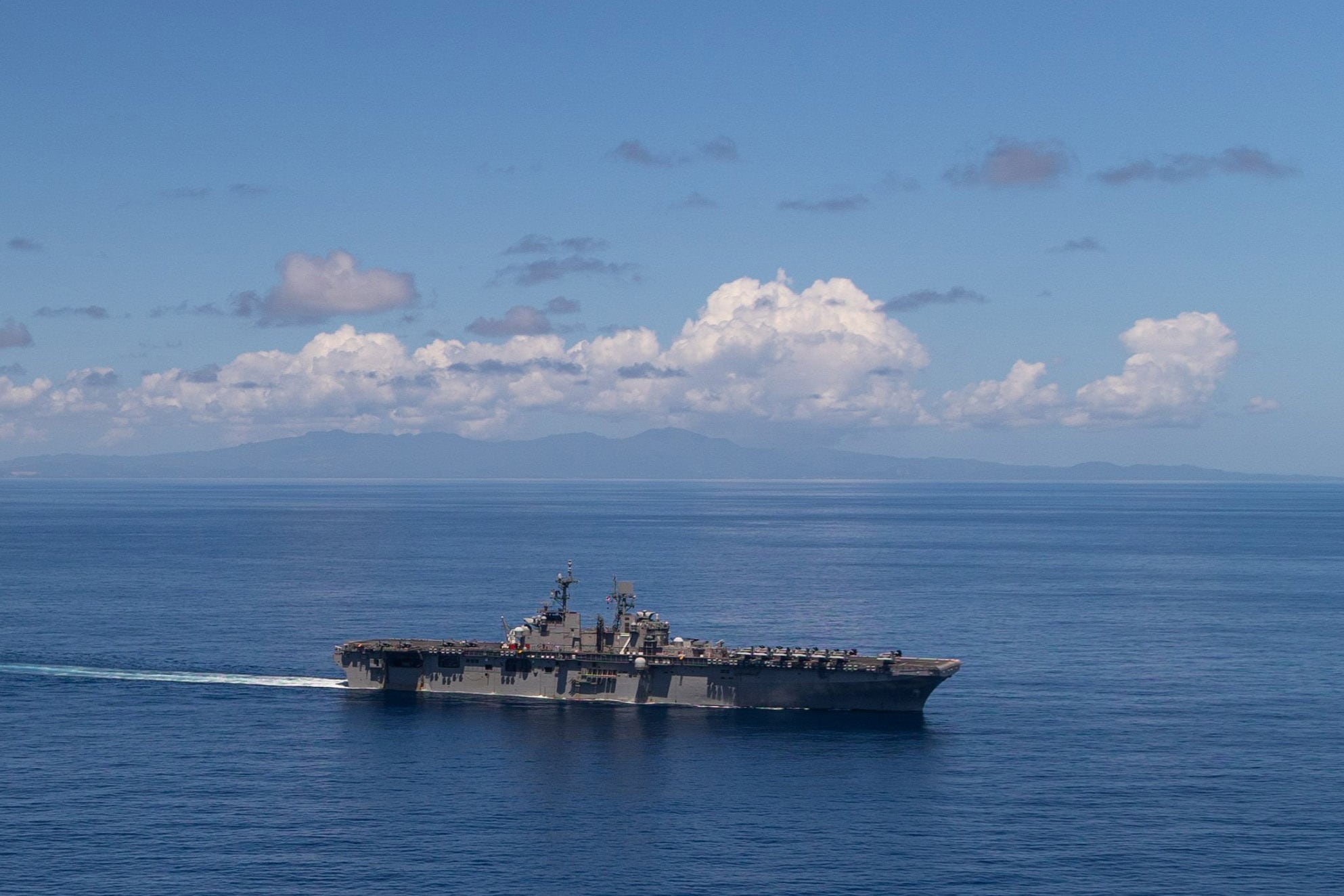 El Comando Sur de EE.UU. muestra el buque USS Iwo Jima navegando en el Mar Caribe durante un ejercicio con fuego real