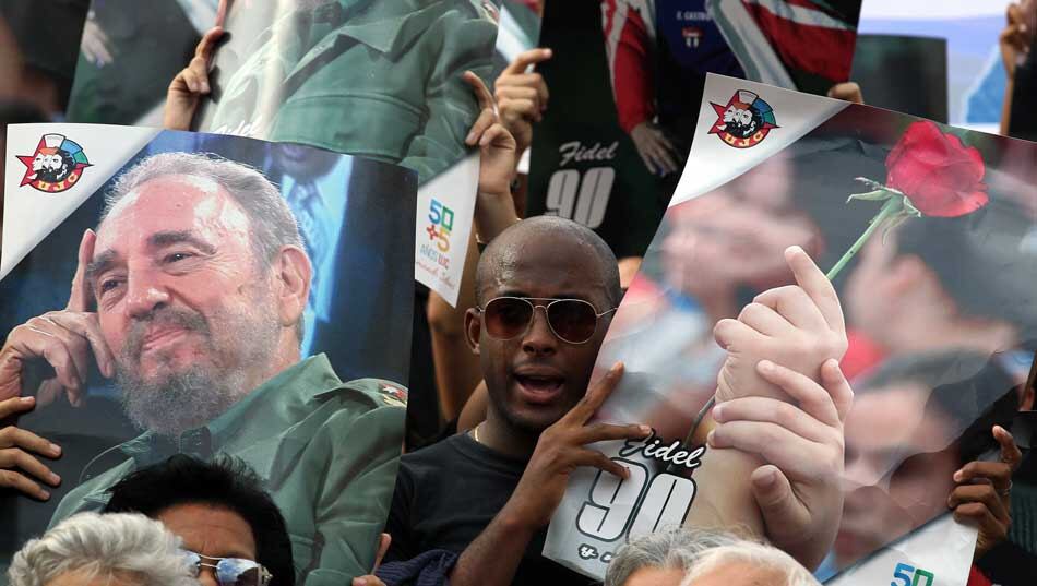  Cientos de jóvenes cubanos participan de una concentración en la Universidad de La Habana hoy, sábado 26 de noviembre de 2016, para recordar al líder de la revolución Fidel Castro.