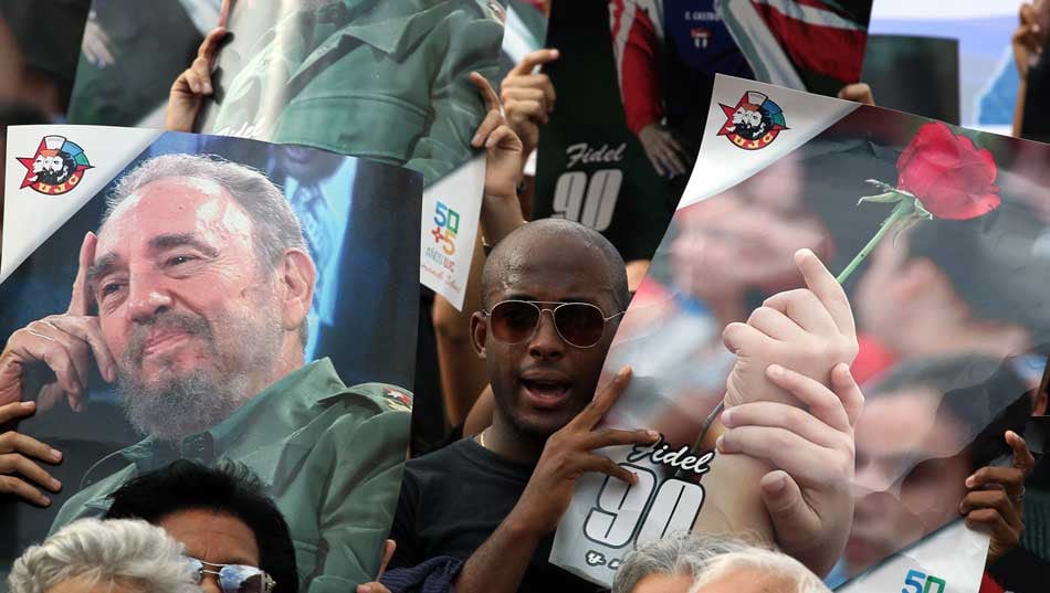 Cientos de jóvenes cubanos participan de una concentración en la Universidad de La Habana hoy, sábado 26 de noviembre de 2016, para recordar al líder de la revolución Fidel Castro.