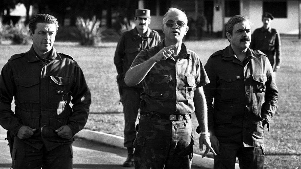 Aldo Rico en pleno levantamiento carapintada en Campo de Mayo.