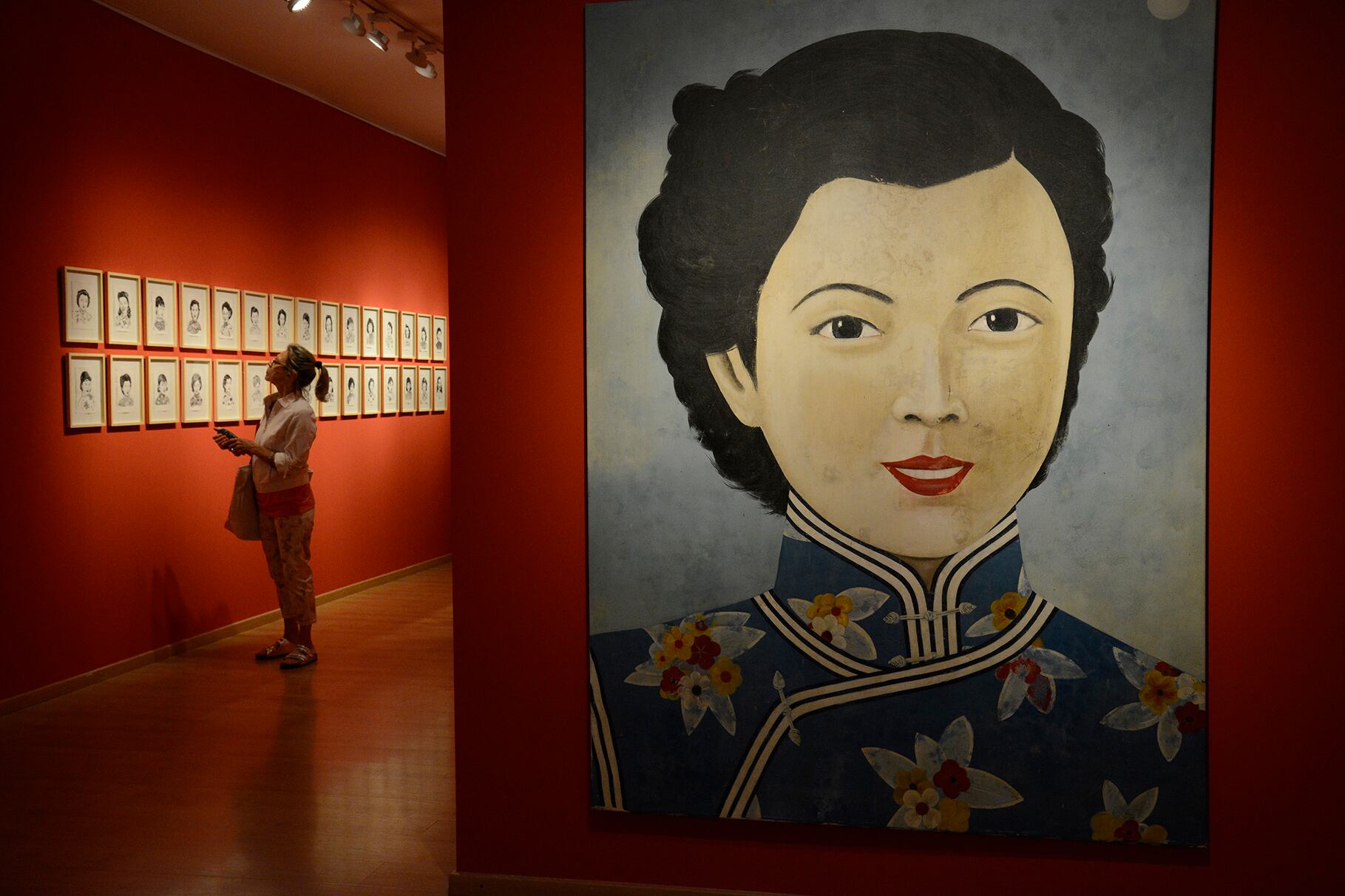 Un majestuoso color rojo realza la elegancia de las figuras.