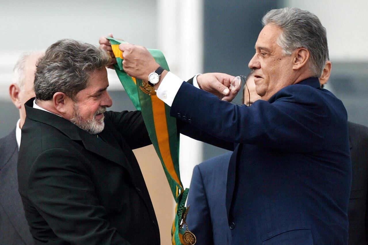 Cardoso le pasa la banda a Lula en 2003: enntre ambos gobernaron Brasil por 16 años.