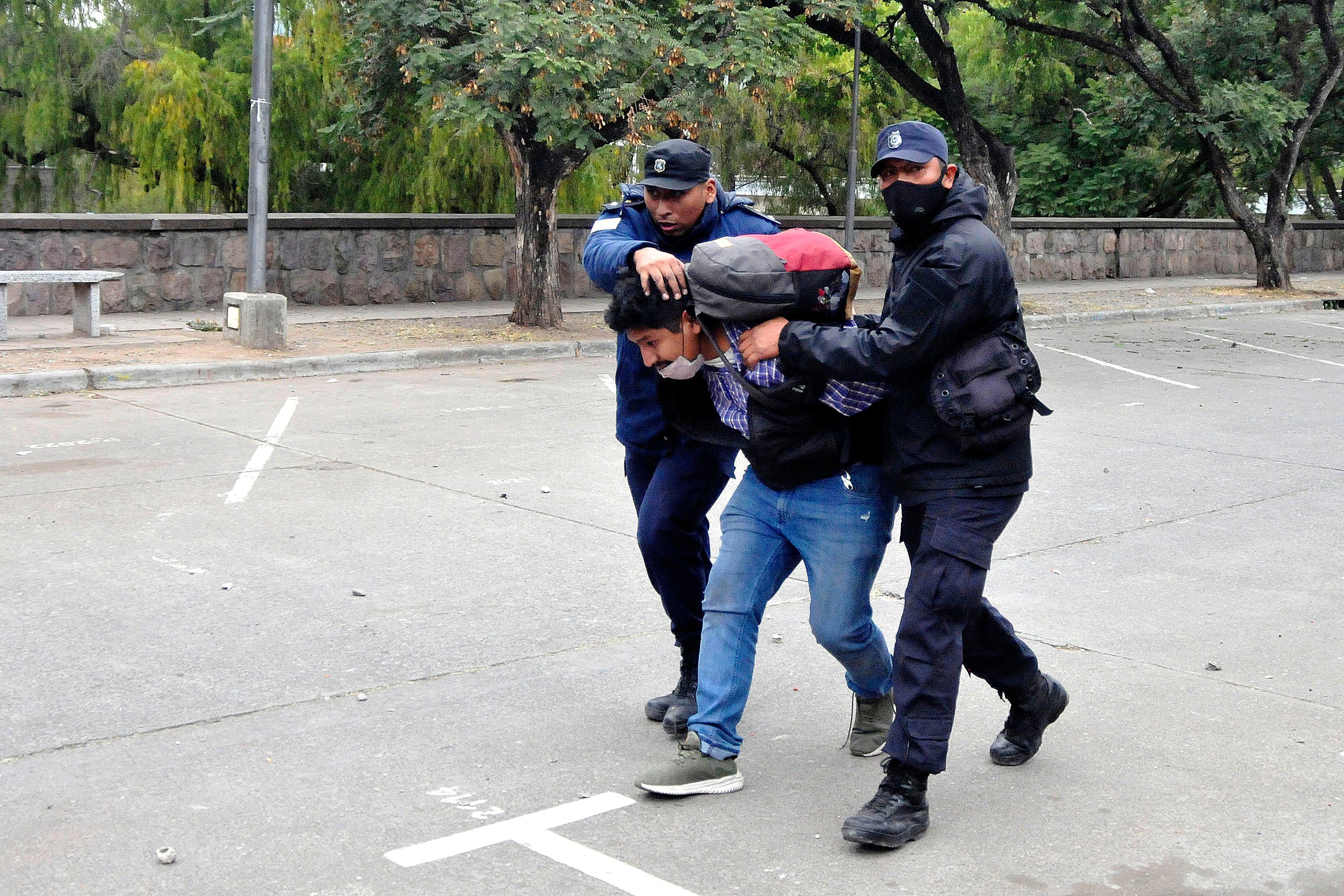 La policía de Gerardo Morales, durante la cacería de la semana pasada.  