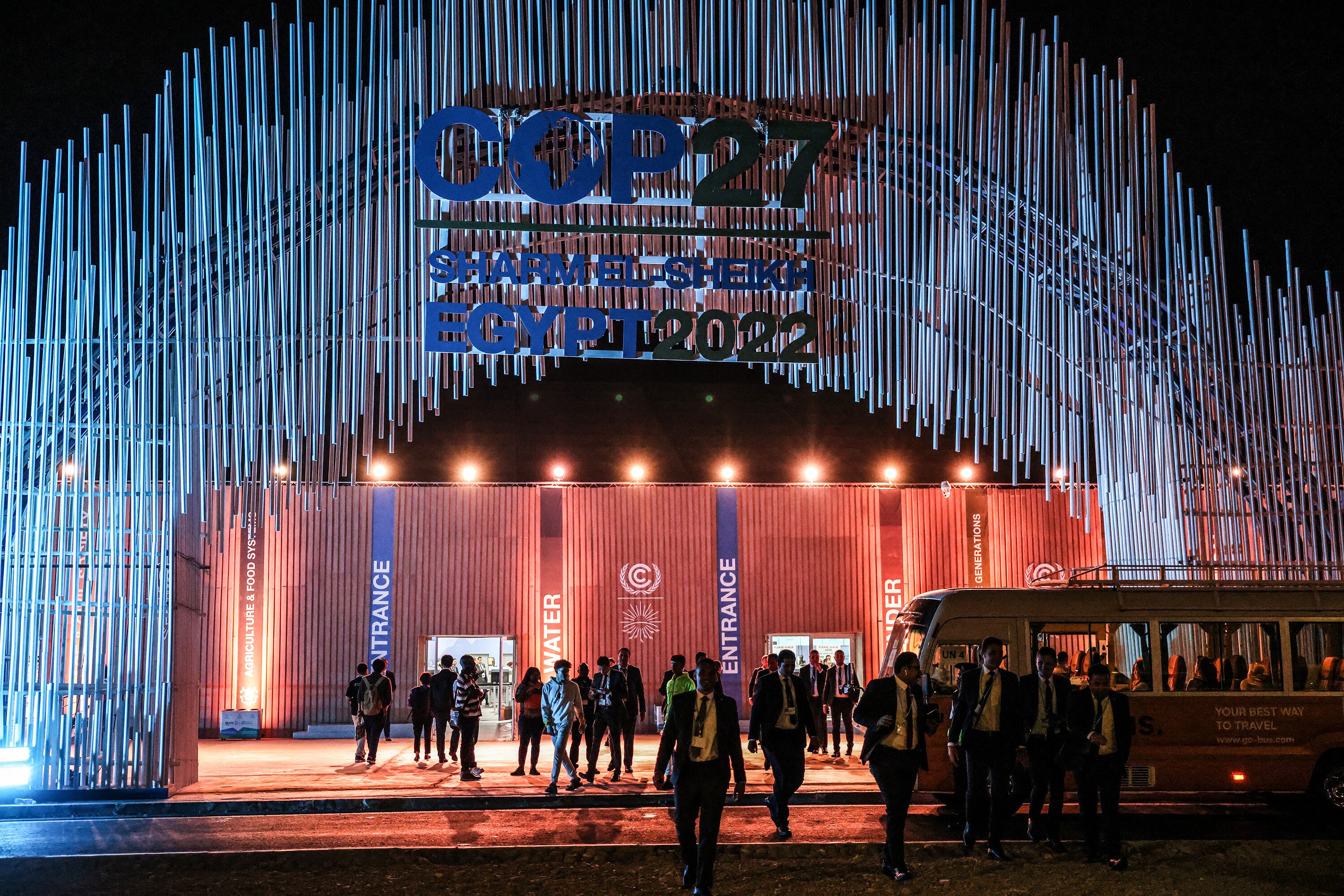 La entrada principal del Centro de Convenciones de Sharm El Sheikh, sede de la cumbre.