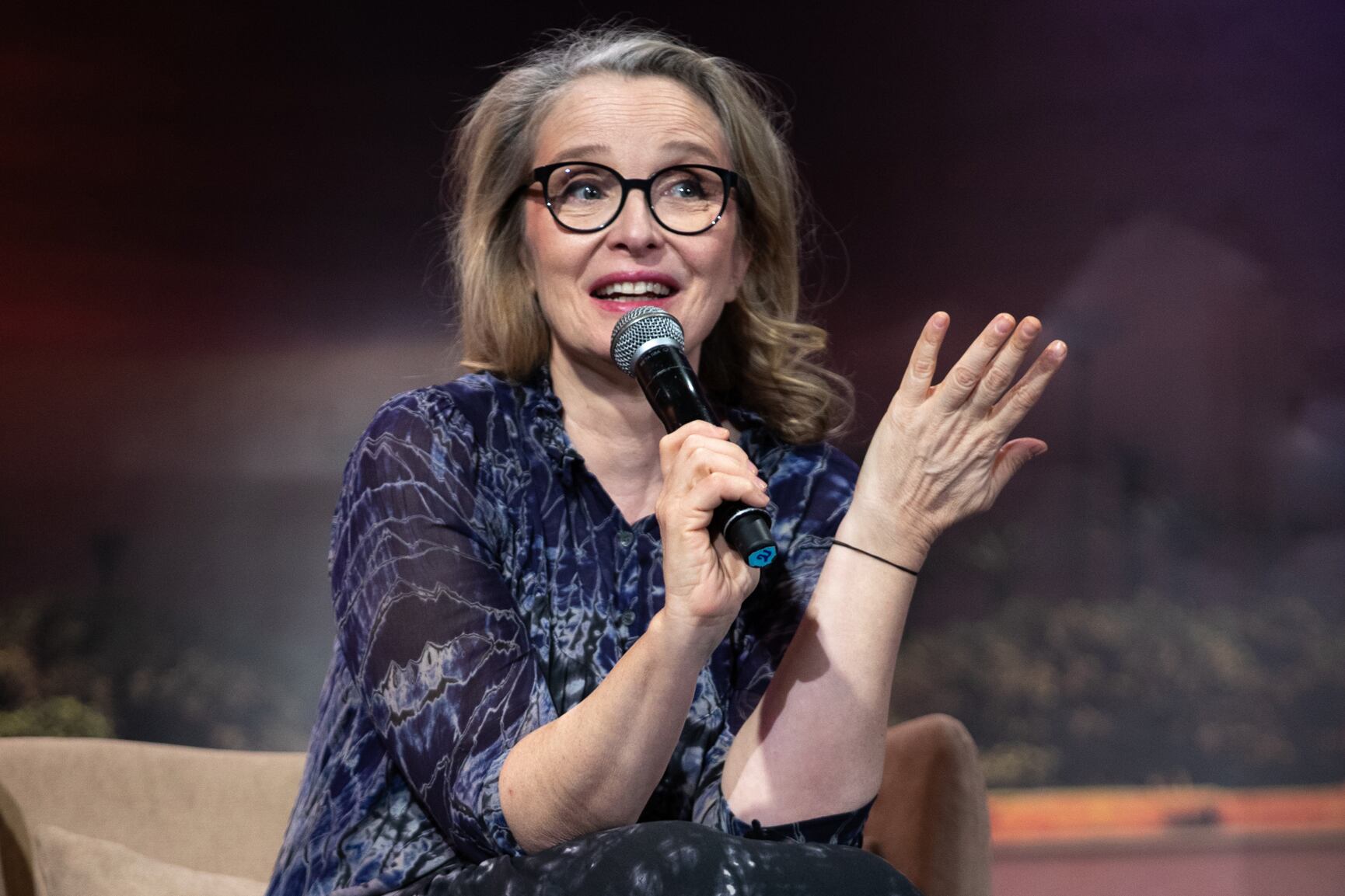 Delpy luce con orgullo las arrugas y las canas que se camuflan en su cabellera rubia.