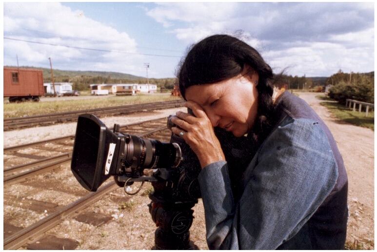 Alanis Obomsawin, documentalista, cantante y activista de los pueblos originarios canadienses.