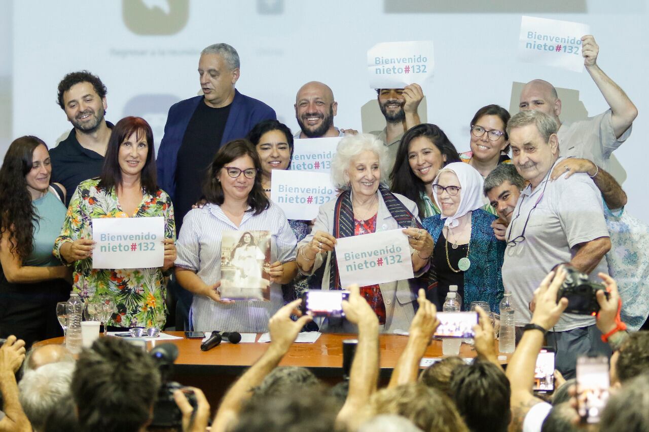 Las Abuelas le dan la bienvenida al nieto 132.