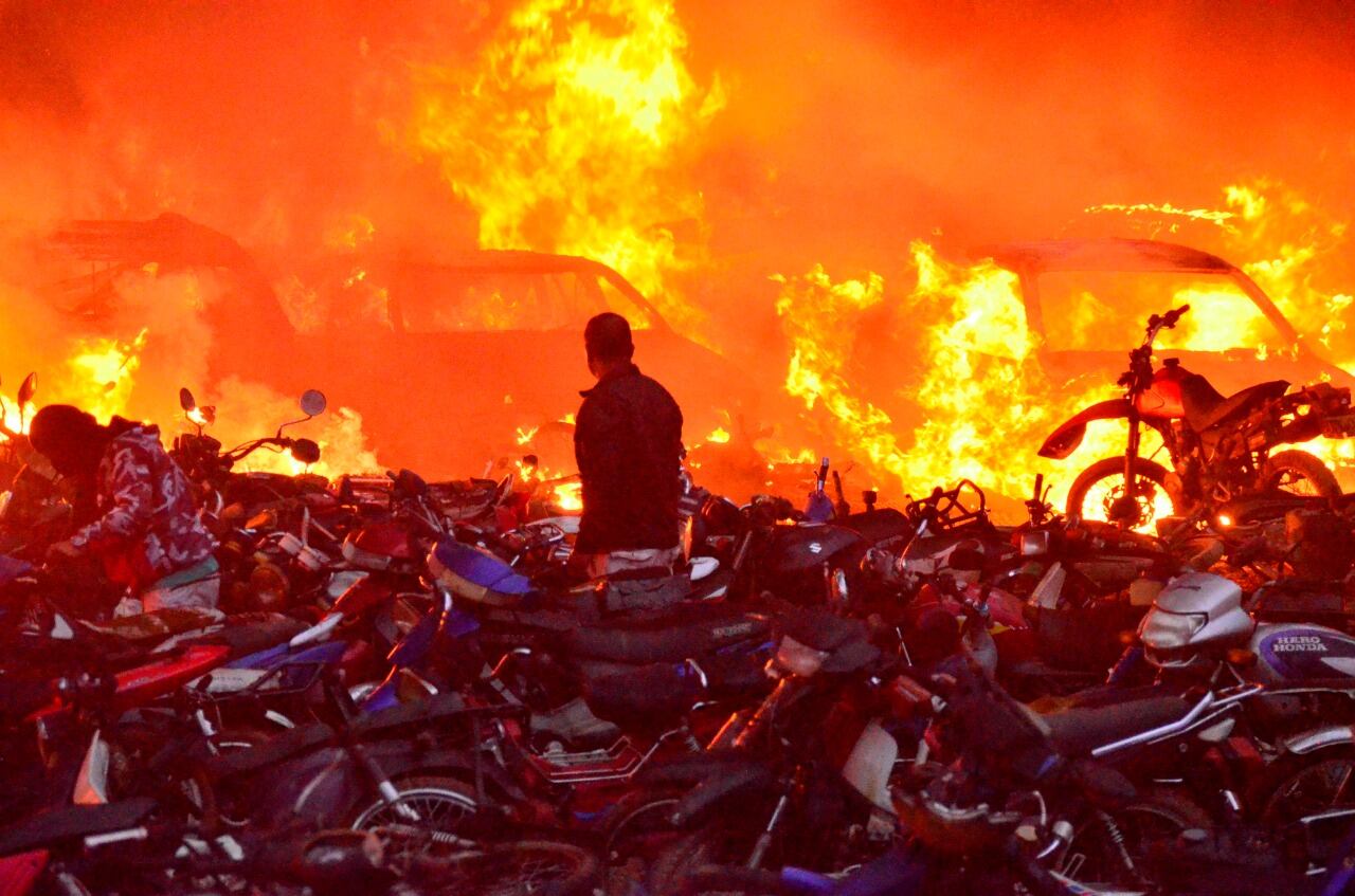  Un hombre camina junto a motocicletas incineradas en Popayán luego de una nueva jornada de protestas.