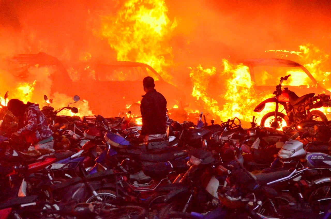  Un hombre camina junto a motocicletas incineradas en Popayán luego de una nueva jornada de protestas.