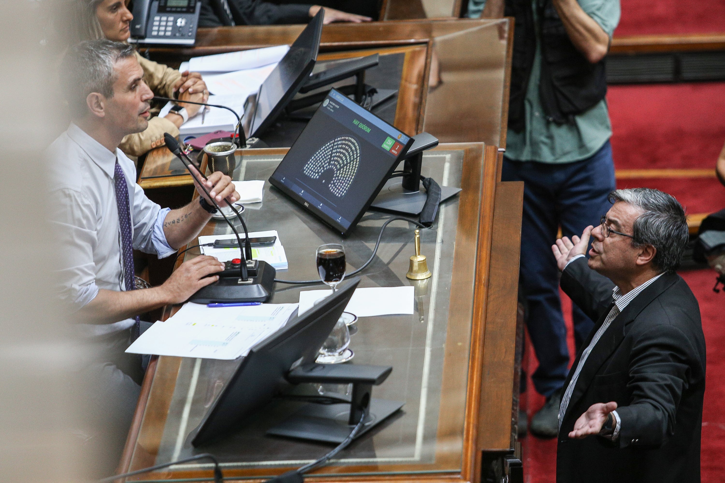 El titular del bloque de UxP, Germán Martínez, y el presidente de la Cámara baja, Martín Menem.