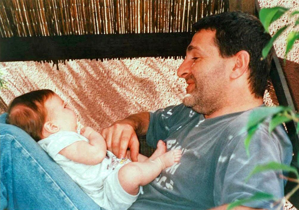 En 1997 el reportero gráfico José Luis Cabezas es asesinado en Pinamar. Un grupo de hombres lo asesina de dos balazos en la cabeza. Es el crimen más grave contra la prensa desde el restablecimiento de la democracia, 