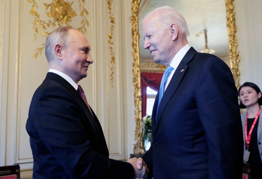 Putin y Biden se dieron la mano antes de comenzar la cumbre.