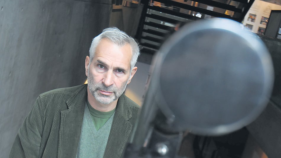 Etnólogo de profesión, Breton cultiva un cine que guarda indudable relación con su actividad previa.