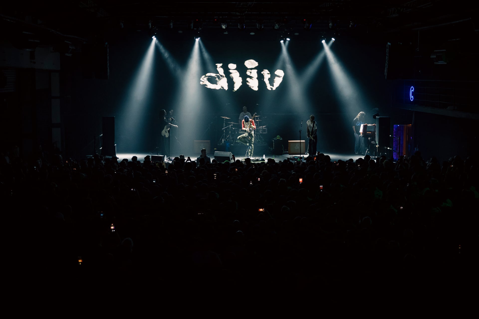 Con cada canción, las guitarras crecían y se comían la voz del cantante, cuerda vocal por cuerda vocal, en el galpón de Chacarita