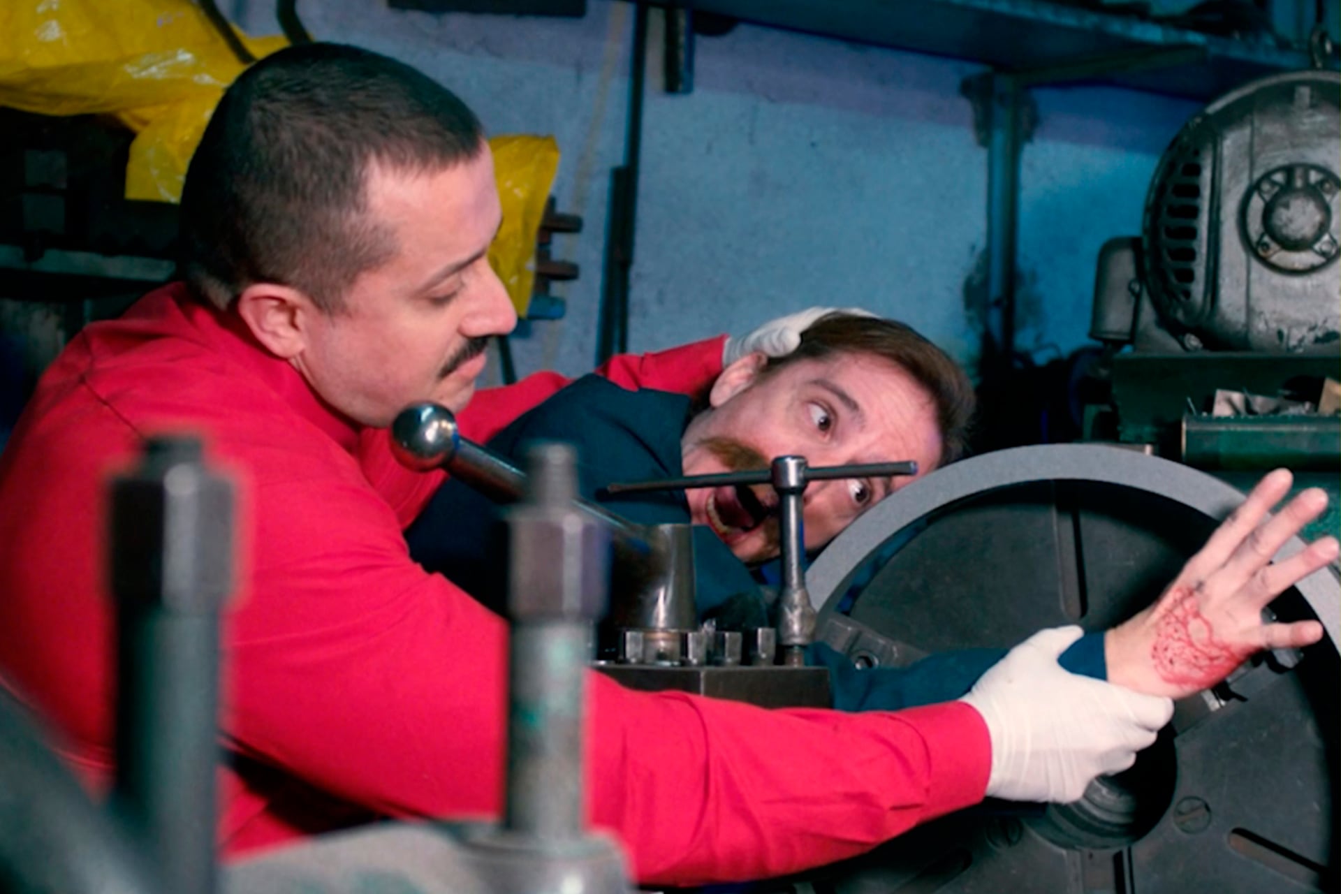 El nuevo video del electropopero incluye  feat de Felipink y sadismo metalmecánico en una secuencia filmada en un taller de Lanús