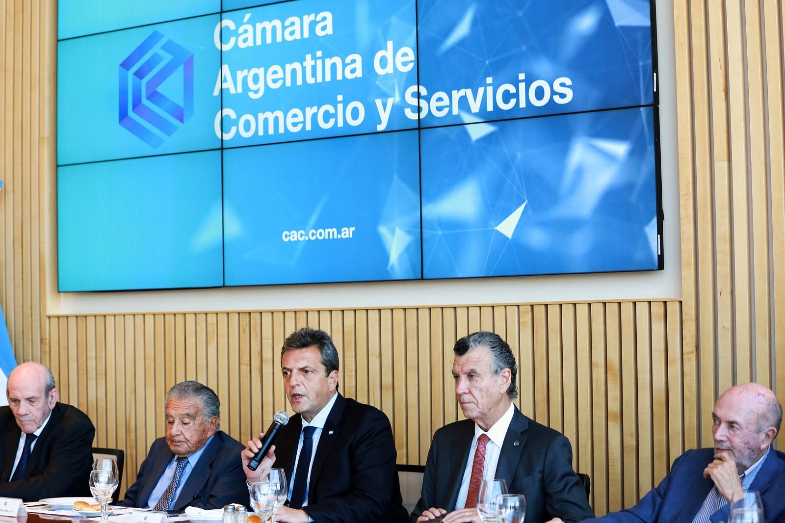 Sergio Massa con los integrantes de la Cámara Argentina de Comercio y Servicio.