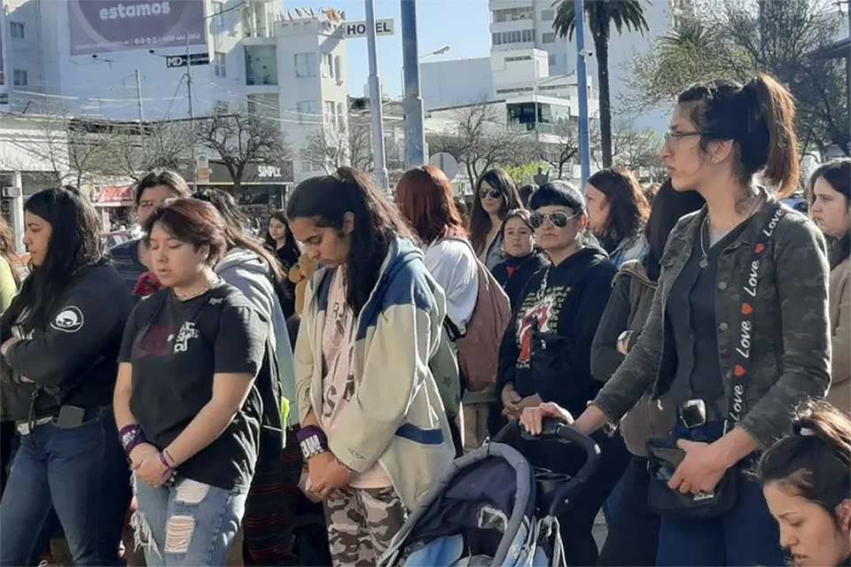 Movilización frente a la Jefatura de Policía de Rafaela por Fabiana Luna.