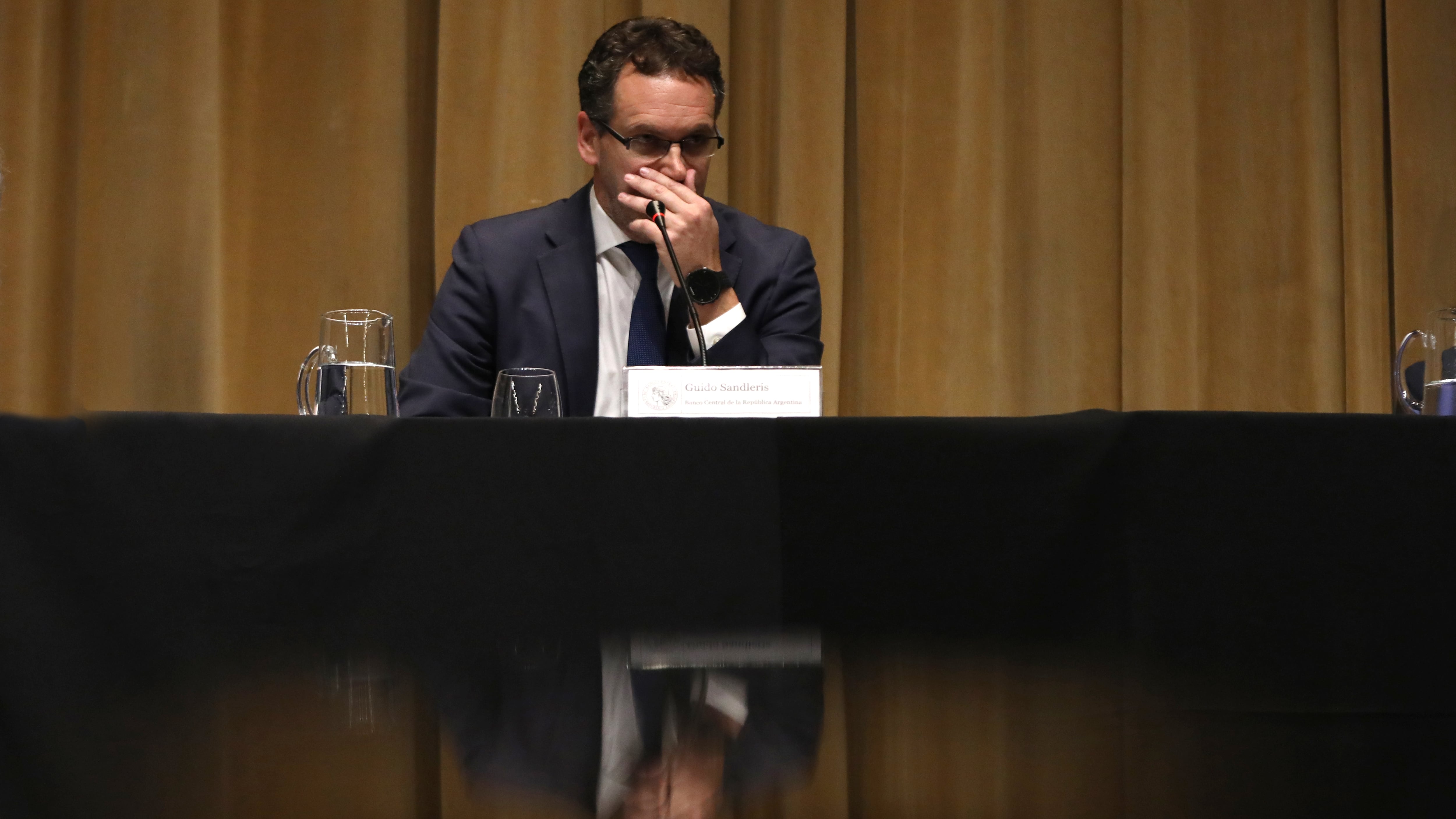 El presidente del Banco Central, Guido Sandleris, habilitó otra ronda de la megadevaluación macrista.