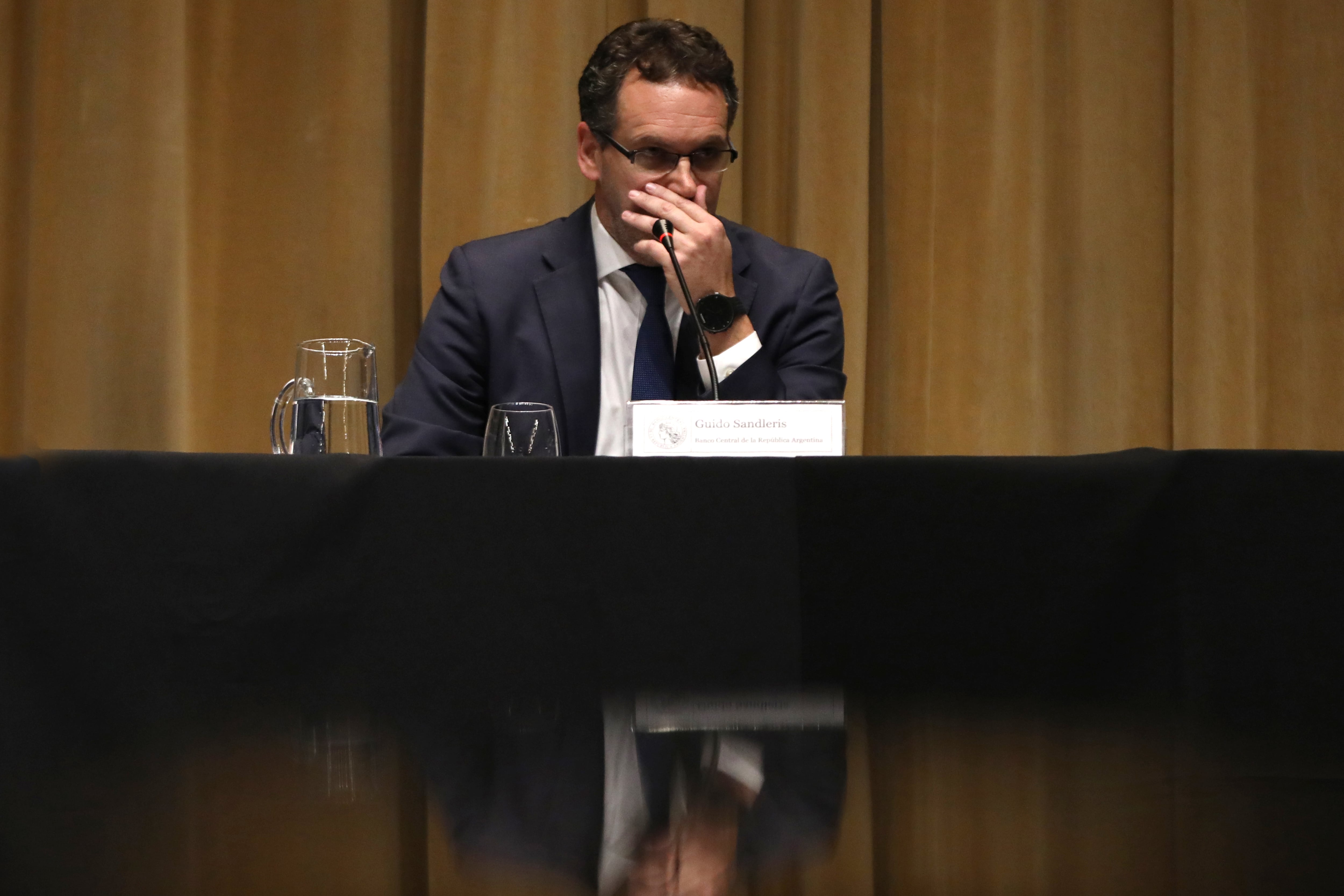 El presidente del Banco Central, Guido Sandleris, habilitó otra ronda de la megadevaluación macrista.