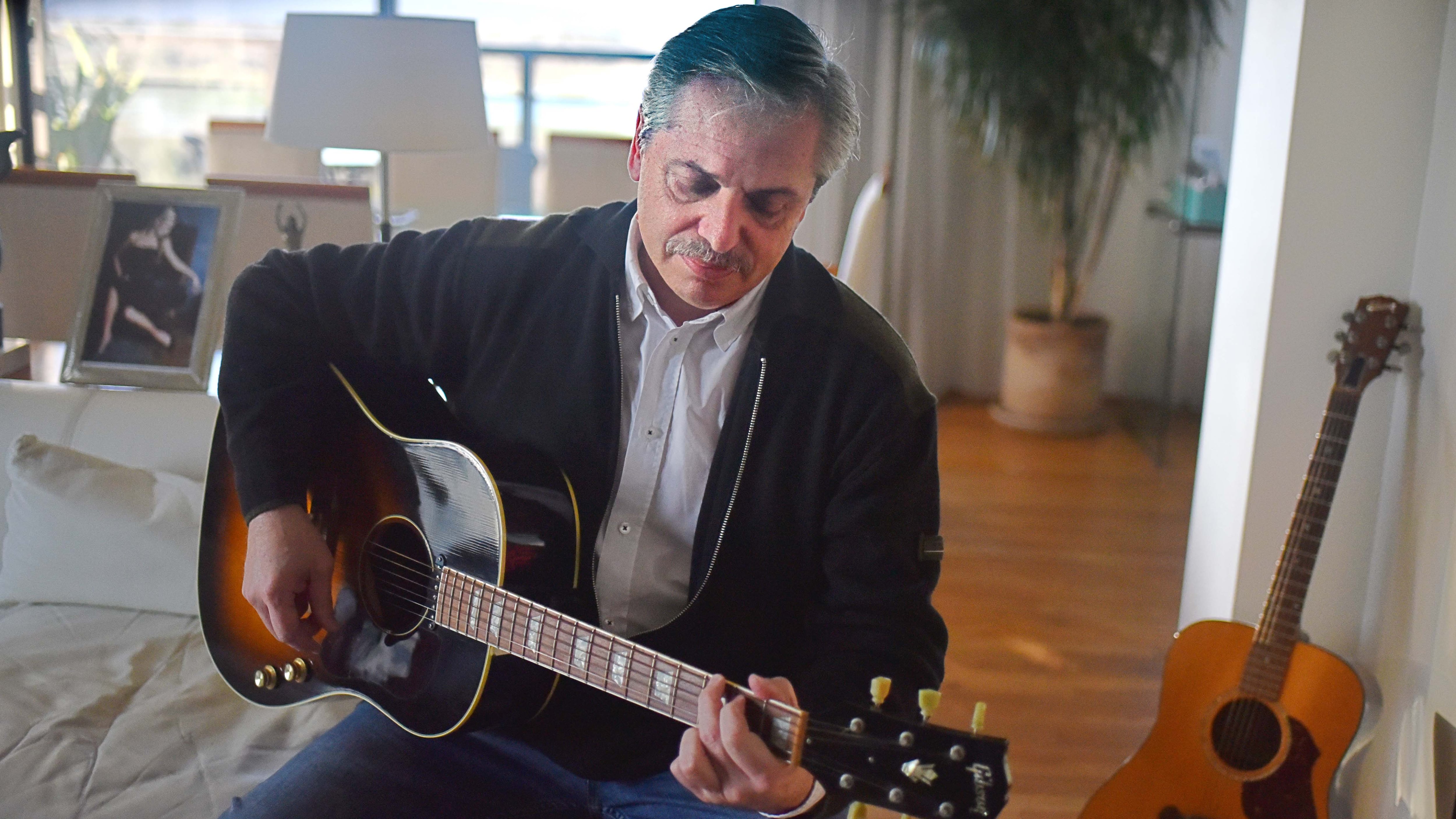 Amigo de Litto Nebbia, Fernández es fanático de Bob Dylan y Joan Baez, y vio a Invisible y Arco Iris.