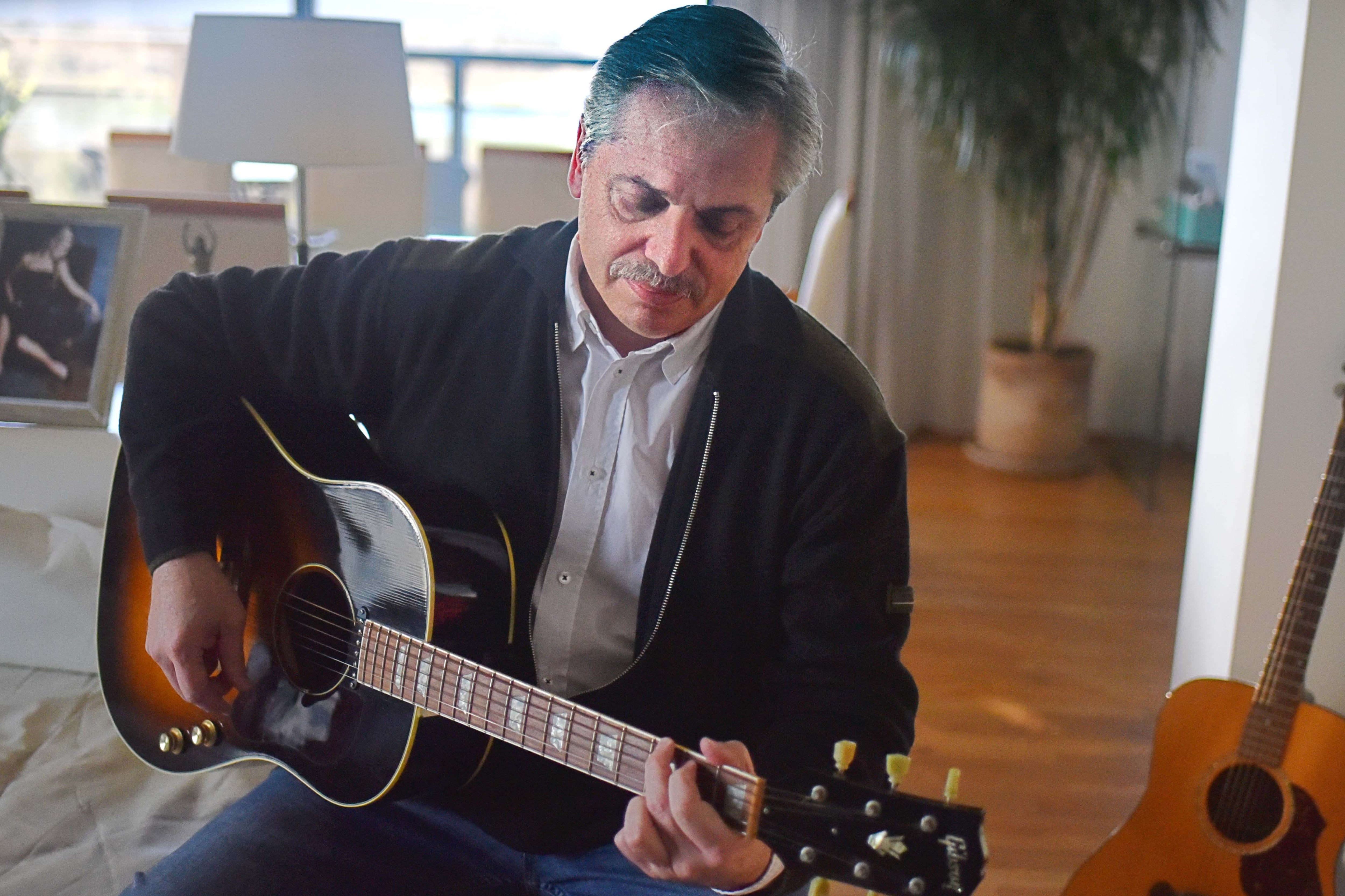 Amigo de Litto Nebbia, Fernández es fanático de Bob Dylan y Joan Baez, y vio a Invisible y Arco Iris.