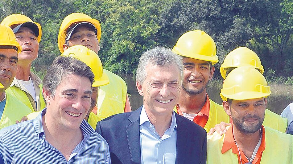 Macri con Iguacel, director de Vialidad, luego secretario de Energía y después fuera del Estado por los tarifazos.