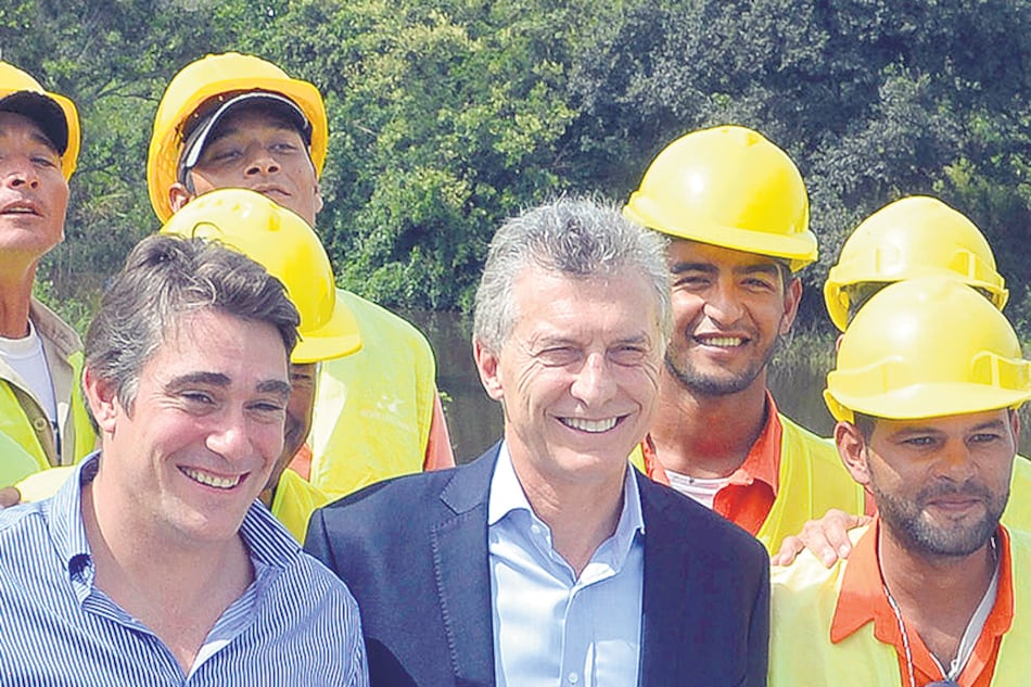 Macri con Iguacel, director de Vialidad, luego secretario de Energía y después fuera del Estado por los tarifazos.