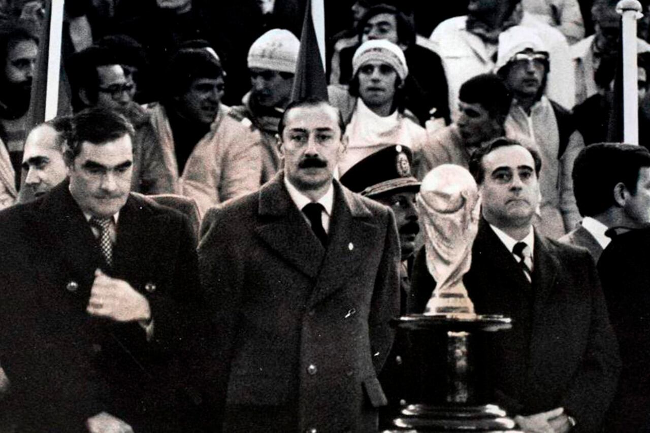 Los dictadores en pleno Mundial 1978, con la Copa del Mundo en el estadio de River