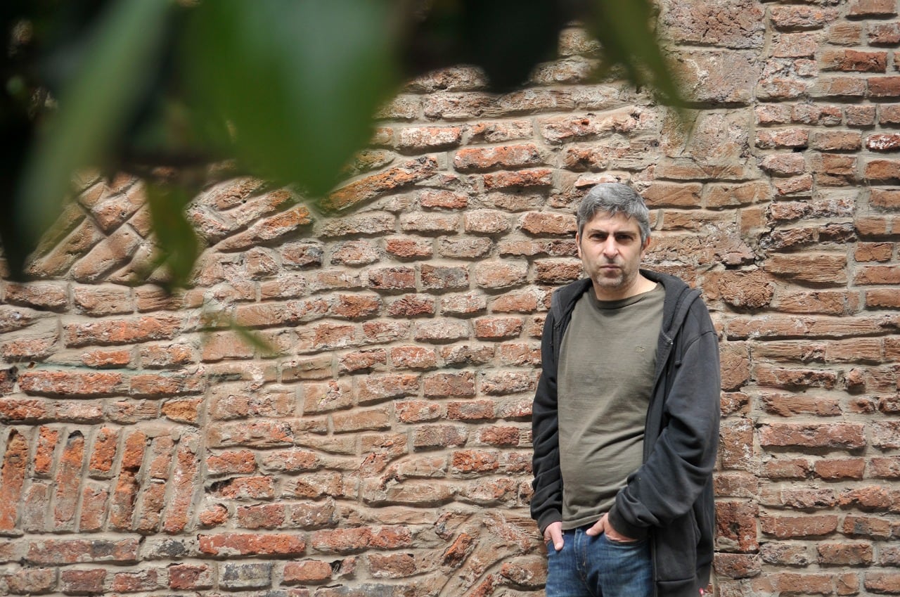 Mafud reconstruye el pasado utilizando fuentes indirectas: diarios, revistas, programas de salas de cine.