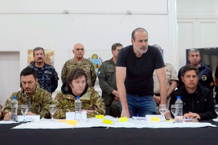 Axel Kicillof, en Bahía Blanca, junto a Javier Milei.