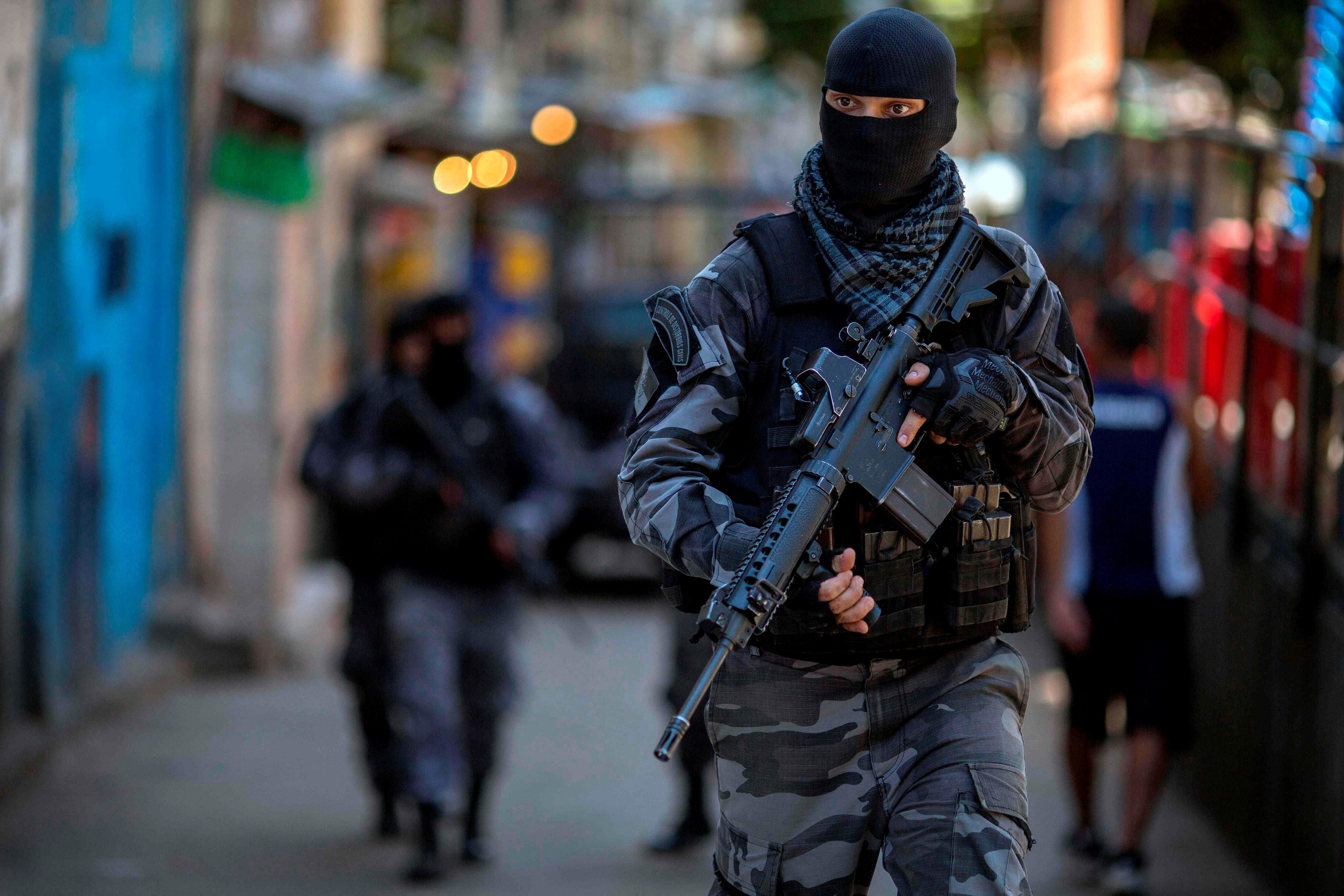 El oeprativo se realizó en la favela Vila Cruzeiro, en busca de los líderes del Comando Vermelho, una banda narcocriminal. (Foto: NA)