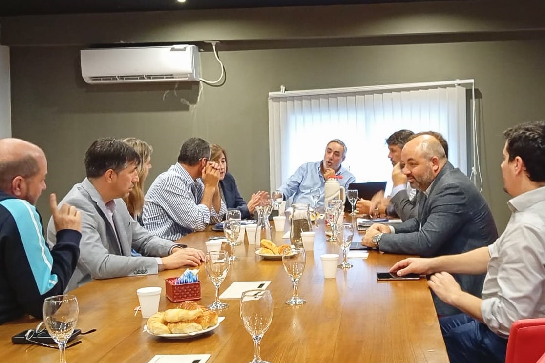 Miguel Fernández reunió este miércoles a intendentes y líderes legislativos del radicalismo.