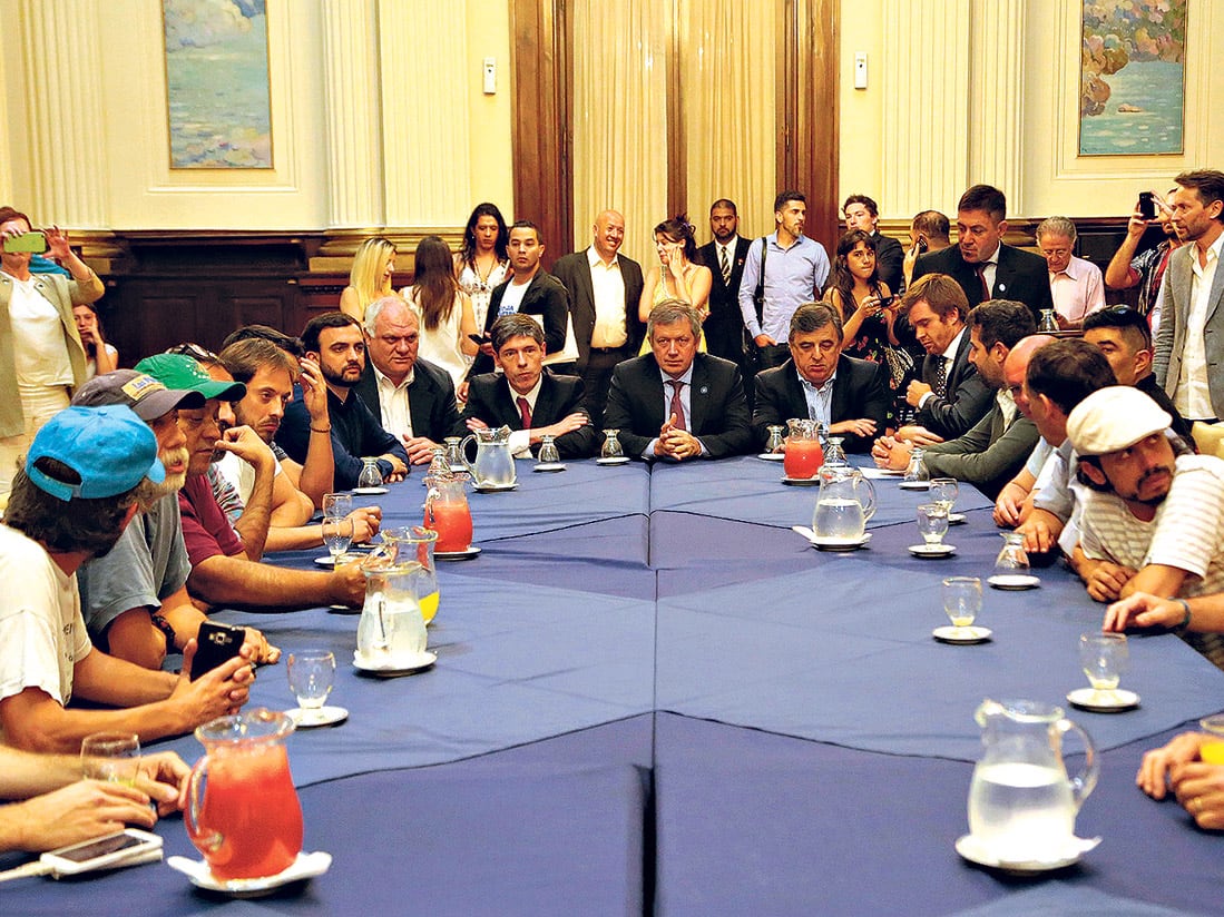 La firma del acuerdo para la implementación de la emergencia social se realizó en el Congreso.