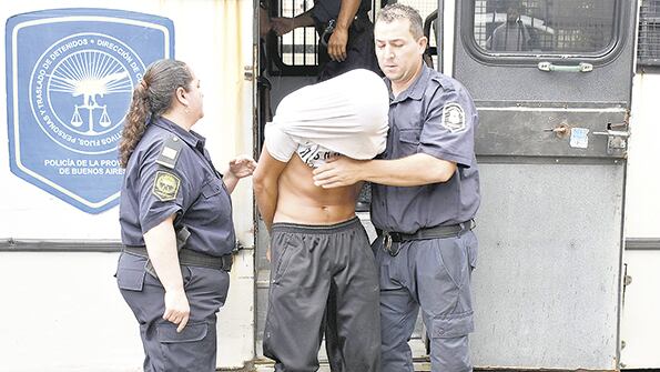 Los acusados, cinco jóvenes veinteañeros, quedaron detenidos en la Alcaidía de Batán.