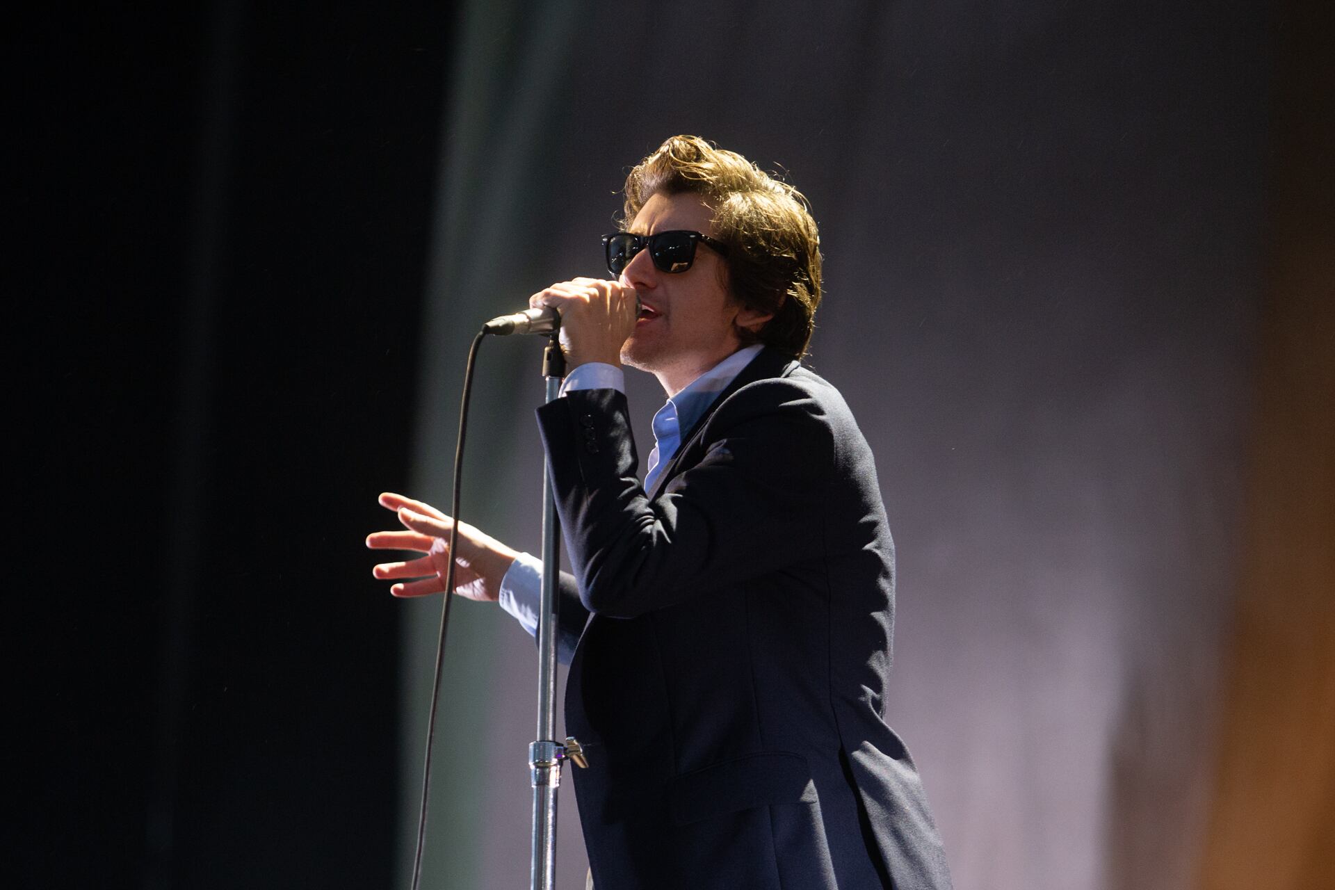 La banda de Alex Turner dio un show intenso pero accidentado, lo que de algún modo fue una metáfora de lo que pasó con el festival