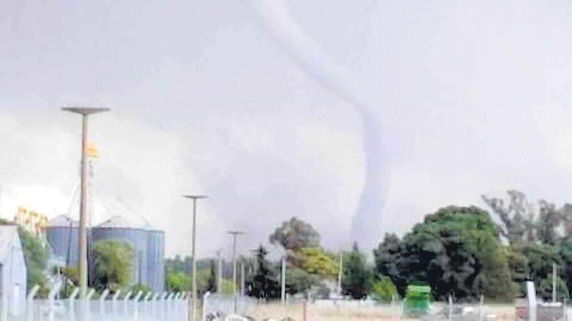 Vecinos de Necochea subieron a las redes sociales fotos y videos del tornado.