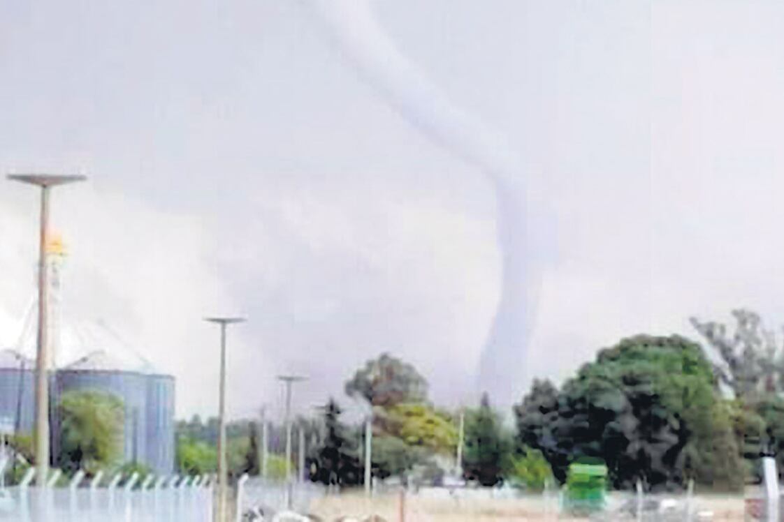 Vecinos de Necochea subieron a las redes sociales fotos y videos del tornado.